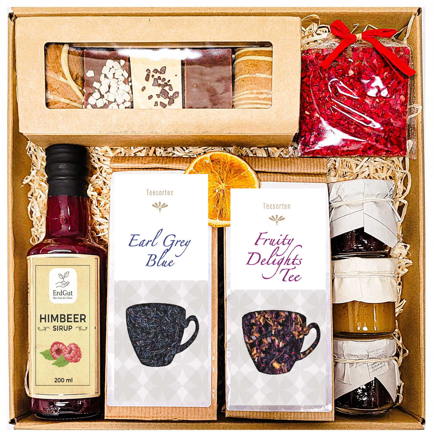 Geschenkkorb mit Honig, Tee, Sirup, Schokolade und Lebkuchen